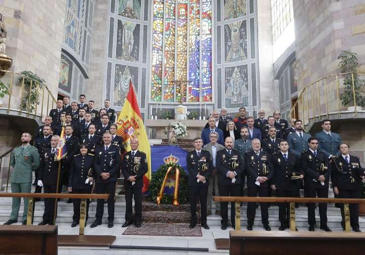 Torrelavega homenajea a la Policía Nacional en el día de los Ángeles Custodios