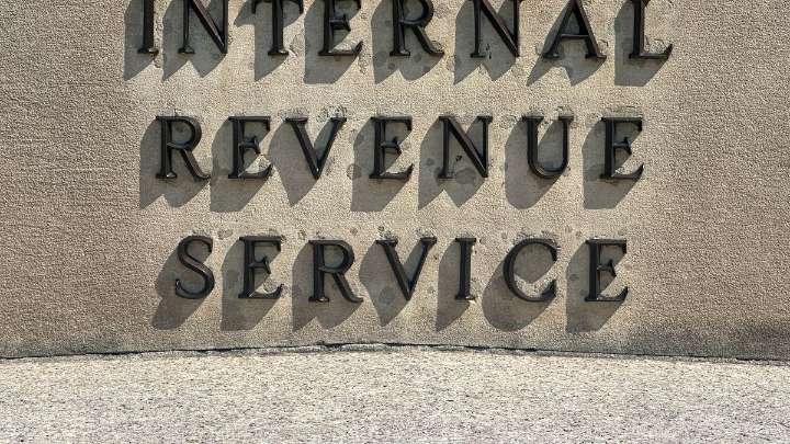 El IRS suspenderá a casi la mitad de su personal mientras el cierre entra en su segunda semana