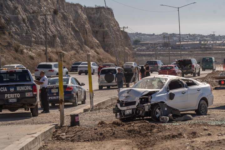 Joven vuelca tras impactar camioneta donde viajaba una familia rumbo a Rosarito