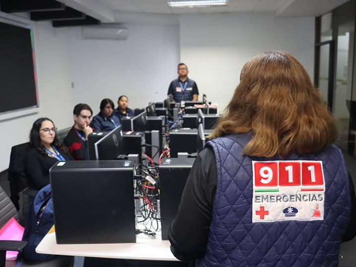 Capacita C5 a operadores de la línea telefónica 911