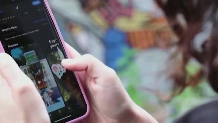 Cómo te afectaría la medida de ICE sobre vigilar las redes sociales