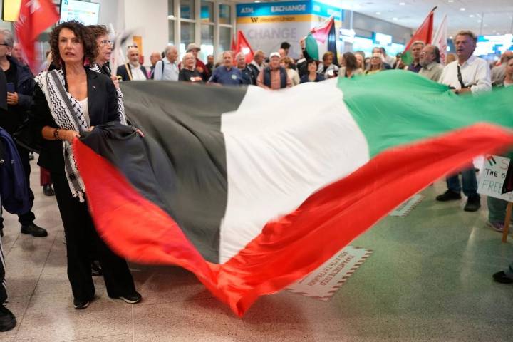 Israel deporta a 171 activistas de la flotilla a Gaza, incluida Greta Thunberg