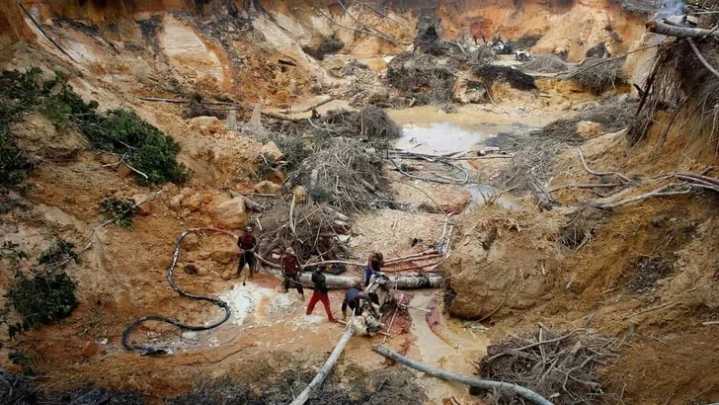 Al menos 14 muertos en inundación de una mina en El Callao