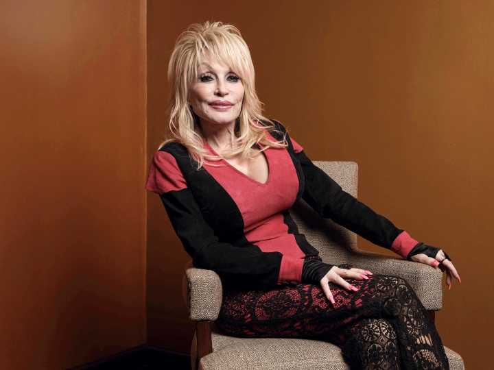 "¡Aún no estoy muerta!": Dolly Parton debió salir a aclarar que está bien tras una publicación de su hermana que alarmó a sus fans