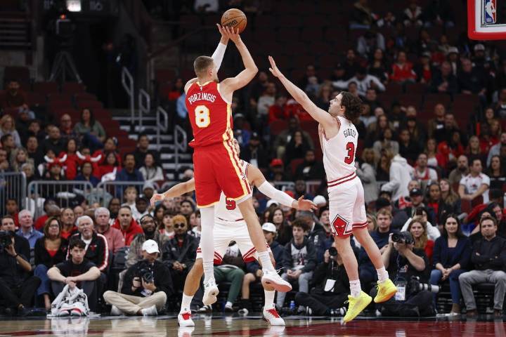 Deadspin | Bulls hold off Hawks to stay unbeaten to start season