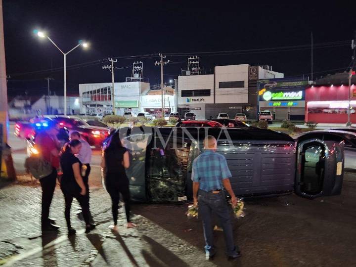 Choque volcadura provoca caos vial en el boulevard Ortiz Mena