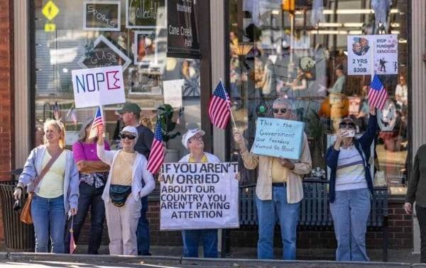 Se congregan miles en EU para marchas contra Trump