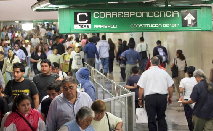 Retrasos y saturación en las Líneas 6, 8 y B del Metro provocan caos y molestia entre usuarios