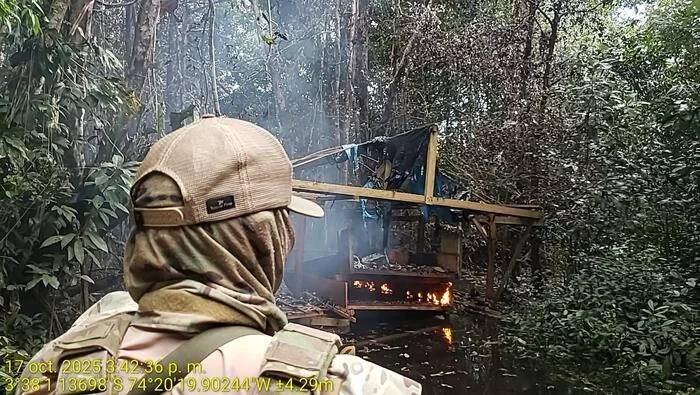 Loreto: Destruyen cerca de 20 dragas en megaoperativo contra la minería ilegal en el río Nanay