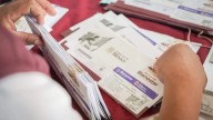Entregan tarjetas del Bienestar a mujeres de Pedro Escobedo
