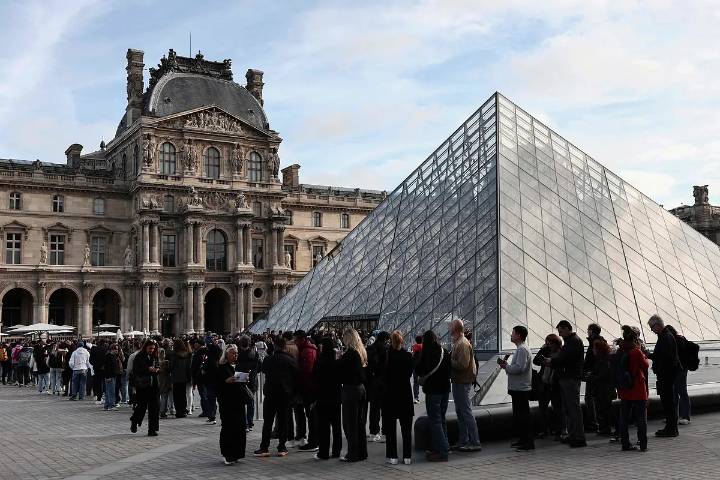 El Louvre reabre sus puertas tres días después del robo mientras Macron pide que se aceleren las "medidas de seguridad" en el museo