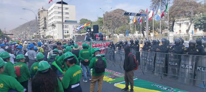 Marcha de mineros informales e ilegales cercó el Congreso