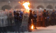 Manifestantes se enfrentan a policías en el 57 aniversario de la masacre de Tlatelolco