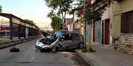 Villa Soldati: un auto chocó contra una estación del Metrobús y otro volcó durante la madrugada