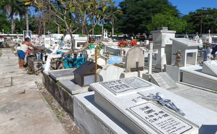 Aumenta demanda de limpieza en panteones: de 500 a 5 mil pesos gastan por mantenimiento