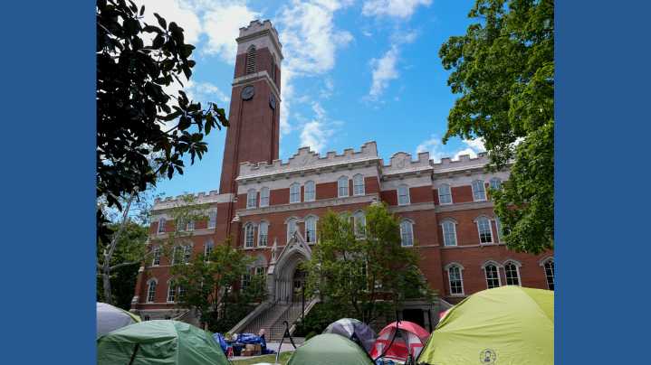 With no takers yet, White House meets with colleges still weighing an agreement with Trump