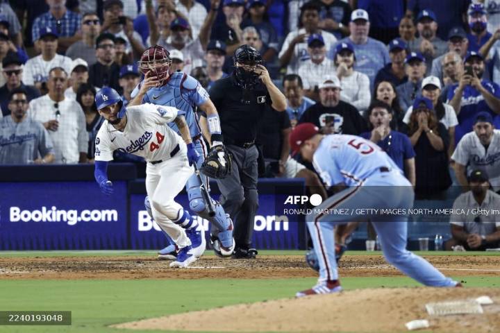 Dodgers eliminan a Filis gracias a un dramático error