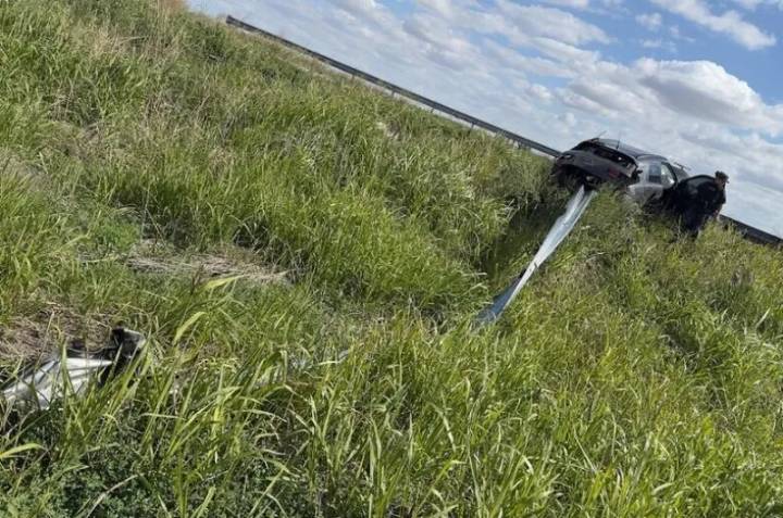 Tragedia en la ruta 19: dos muertos y una mujer hospitalizada tras un vuelco