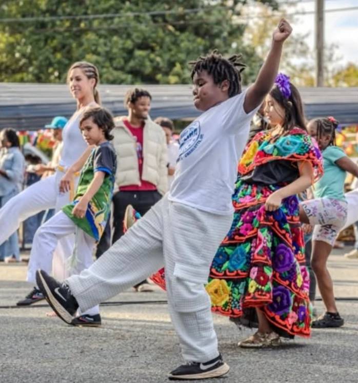 Comida, música y diversión en festival de otoño en Charlotte