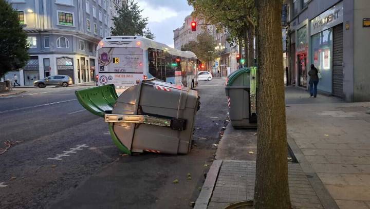 El viendo deja árboles caídos y mobiliario urbano y señalética dañados en Cantabria desde la medianoche