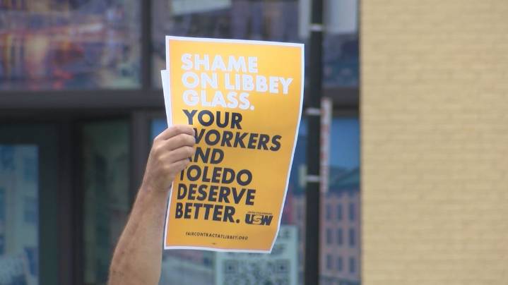 United Steel Workers continue on strike; host rally outside of the glass issues conference