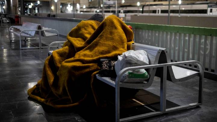 El gerente de la estación de buses, ante las personas sin hogar que se refugian en Delicias: «La imagen para el viajero es como la que daba Barajas»
