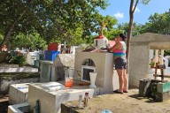Familias de Puerto Morelos iniciaron la limpieza y restauración de tumbas por el Día de Muertos