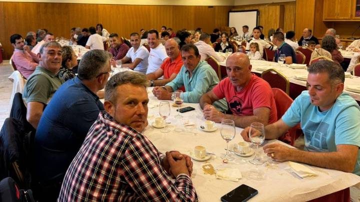 Los vecinos de Genestoso reúnen a ochenta personas que ayudaron a combatir los fuegos: "Estamos muy agradecidos"
