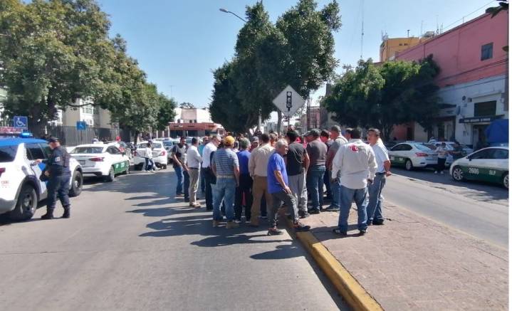Taxistas se manifiestan desquiciando la ciudad