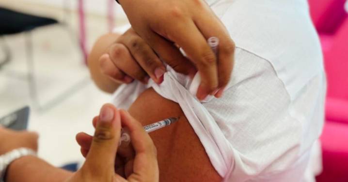 Lista de personas que deben aplicarse las vacunas de influenza, Covid y neumococo en la Temporada Invernal