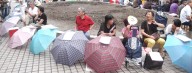 La app de citas más popular de China no está en el móvil: está en un parque lleno de padres con paraguas