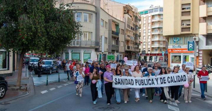 Cientos de personas protestan en Motril por los fallos en el cribado de cáncer de mama y exigen una sanidad pública y de calidad