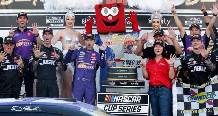 Denny Hamlin ganó la South Point 400 en Las Vegas y avanzó a la Championship 4