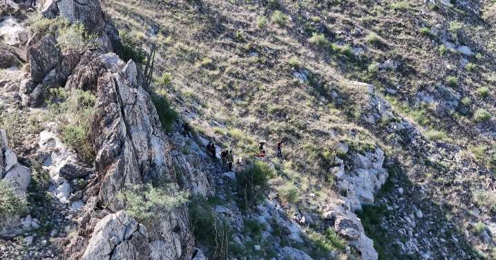 Autoridades trabajan en el reconocimiento de la persona localizada sin vida en el Cerro de La Cementera
