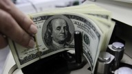 Triunfo libertario: se desploma el dólar y se disparan bonos y acciones El dólar oficial y el mayorista cayeron casi diez por ciento en el arranque de la jornada. Las acciones saltan hasta 30% y los b