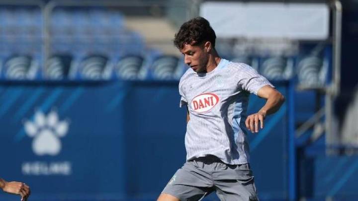 Puado sufre un esguince de rodilla y abandona el entrenamiento en muletas