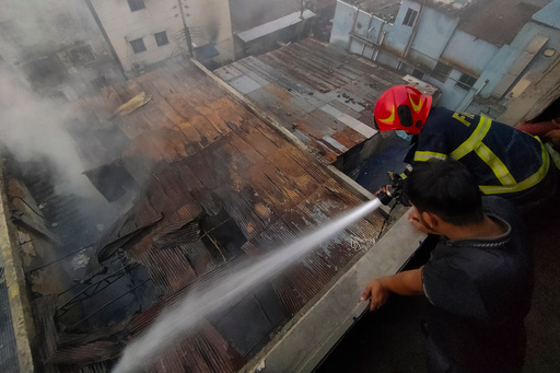Al menos 16 muertos por incendio en una fábrica en la capital de Bangladesh