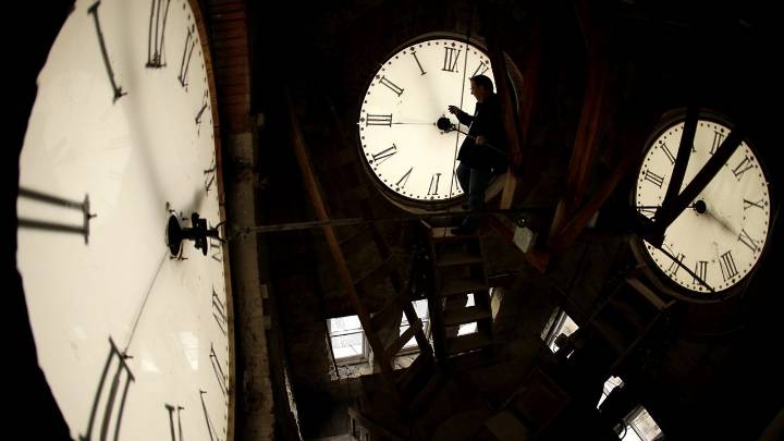 "Fall back" this weekend ignites time change debate