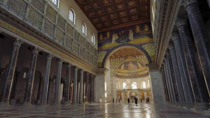 Conmoción en el Vaticano: un hombre se sube al altar de la Basílica de San Pedro y se pone a orinar