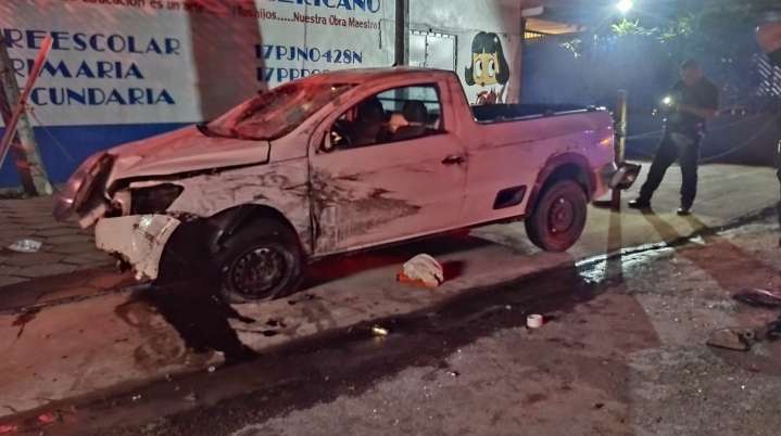 amioneta a exceso de velocidad destroza letrero y termina sobre cables en Yecapixtla