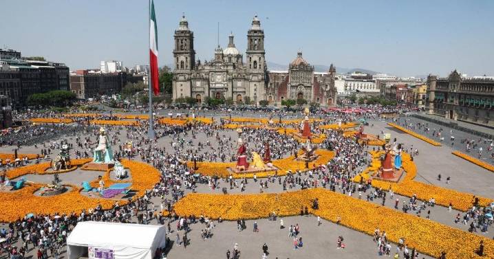 Inaugura Clara Brugada ofrenda monumental del Día de Muertos en el Zócalo