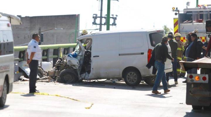 Muere al chocar contra la barra de contención
