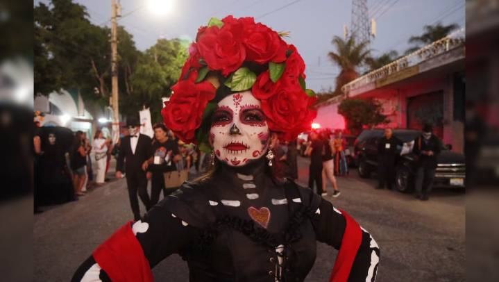 Viven colorido desfile del Día de Muertos en Tlaquepaque