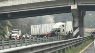 TRÁILER PIERDE EL CONTROL Y TERMINA CHOCANDO E INVADIENDO LA AUTOPISTA MÉXICO