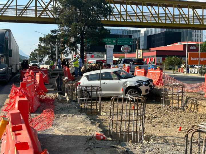 Conductora pierde el control y choca contra obra en La Rioja
