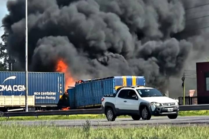 Hay cinco muertos. Choque múltiple e incendio en la Panamericana