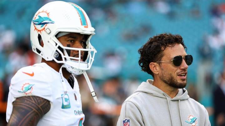 Dolphins coach Mike McDaniel reacts to Tua Tagovailoa's leadership comments