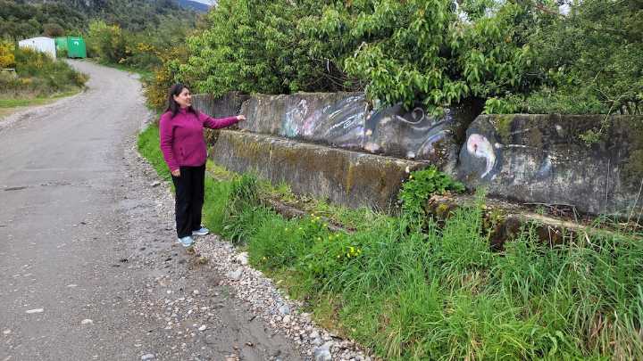 Vecina enfrenta a Municipalidad de Aysén por terreno y retiro de escombros