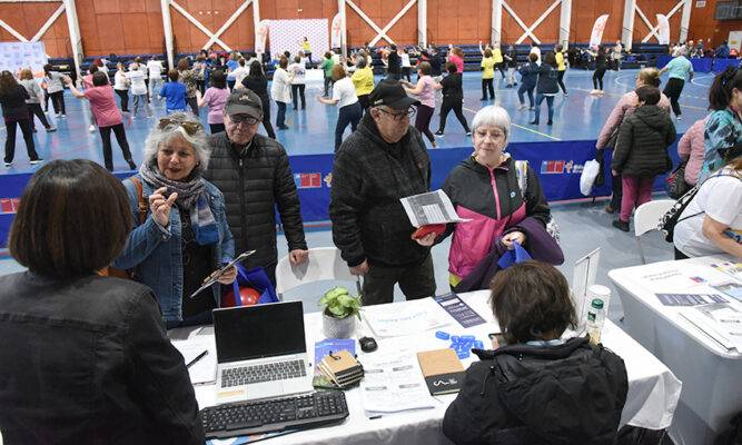 Deporte y variados servicios encontraron más  de 200 adultos mayores en Plaza Ciudadana