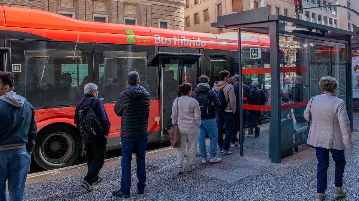 Zaragoza aprueba el nuevo contrato del bus urbano: más kilómetros, flota eléctrica y pago por móvil